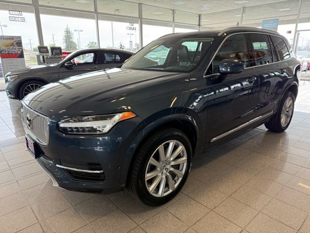 Volvo XC90 Vehicle Full-screen Gallery Image 05