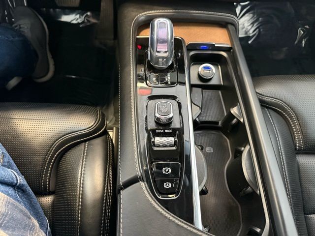 Volvo XC90 Vehicle Full-screen Gallery Image 16