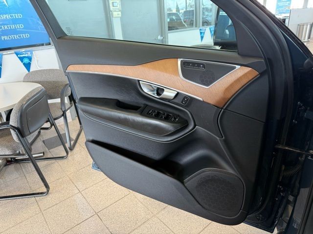 Volvo XC90 Vehicle Full-screen Gallery Image 21