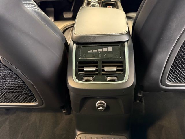 Volvo XC90 Vehicle Full-screen Gallery Image 23