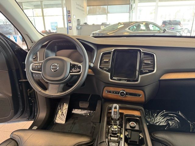 Volvo XC90 Vehicle Full-screen Gallery Image 25