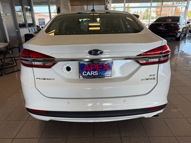 Ford Fusion Vehicle Full-screen Gallery Image 04