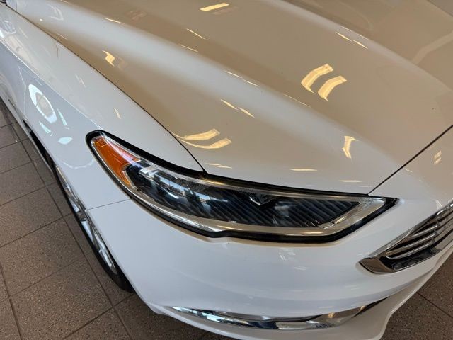 Ford Fusion Vehicle Full-screen Gallery Image 09