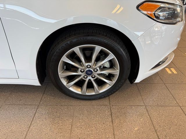 Ford Fusion Vehicle Full-screen Gallery Image 10