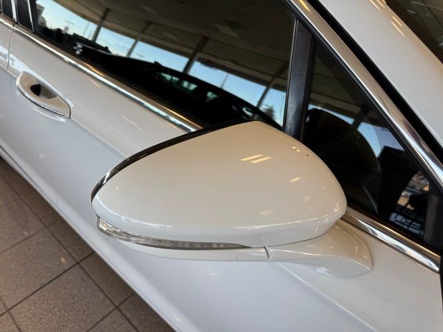 Ford Fusion Vehicle Full-screen Gallery Image 11