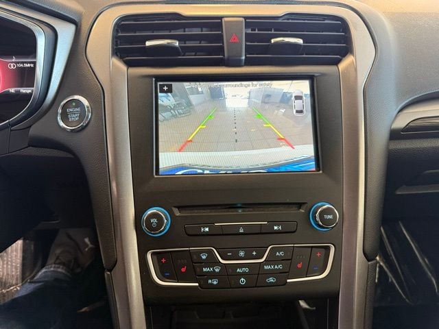 Ford Fusion Vehicle Full-screen Gallery Image 15