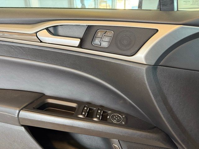 Ford Fusion Vehicle Full-screen Gallery Image 19