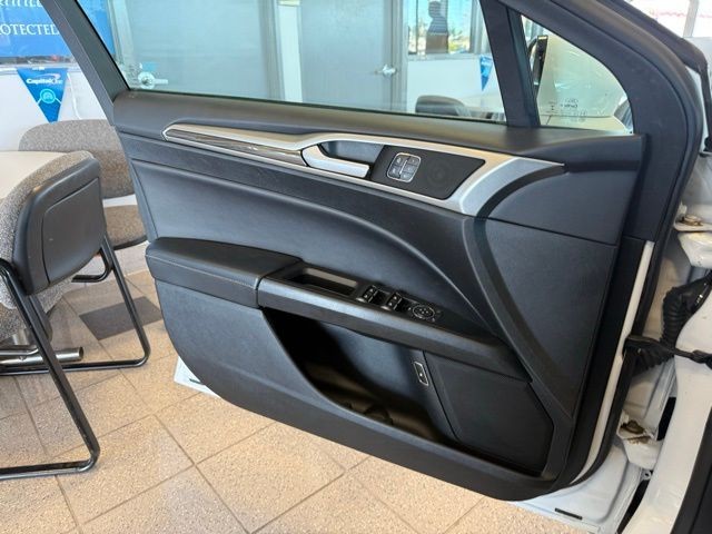 Ford Fusion Vehicle Full-screen Gallery Image 20