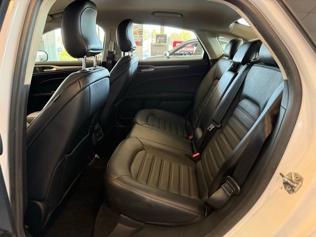 Ford Fusion Vehicle Full-screen Gallery Image 21