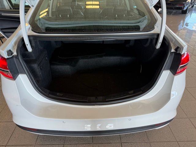 Ford Fusion Vehicle Full-screen Gallery Image 22