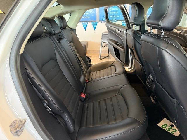 Ford Fusion Vehicle Full-screen Gallery Image 23