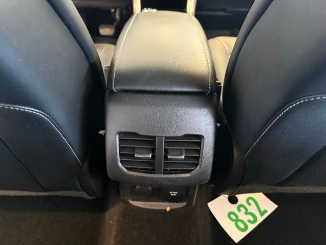 Ford Fusion Vehicle Full-screen Gallery Image 24