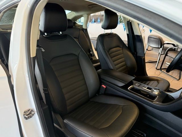 Ford Fusion Vehicle Full-screen Gallery Image 26