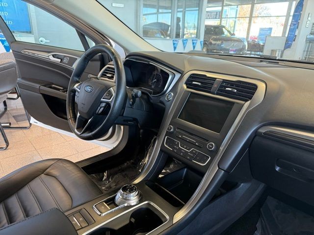 Ford Fusion Vehicle Full-screen Gallery Image 27