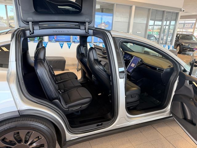 Tesla Model X Vehicle Full-screen Gallery Image 12