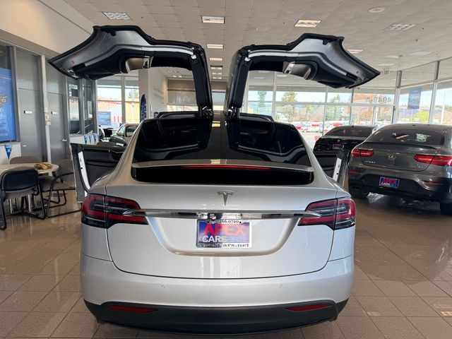 Tesla Model X Vehicle Full-screen Gallery Image 17
