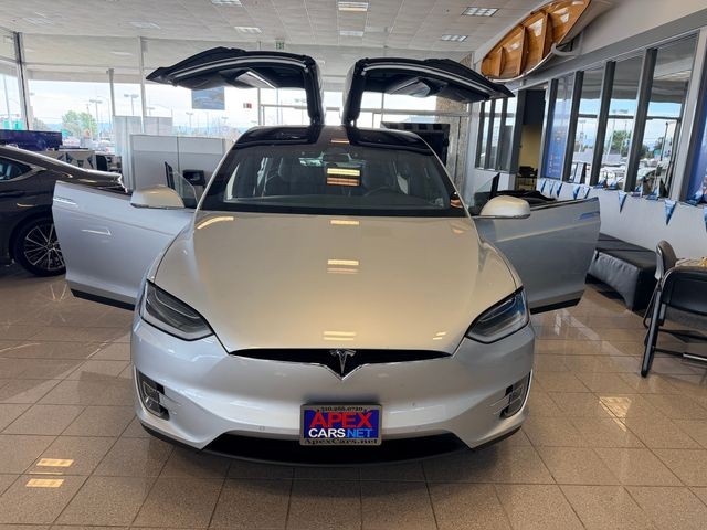 Tesla Model X Vehicle Full-screen Gallery Image 18