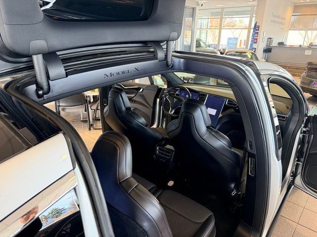 Tesla Model X Vehicle Full-screen Gallery Image 19