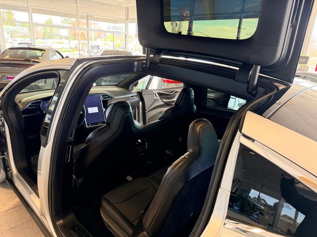 Tesla Model X Vehicle Full-screen Gallery Image 27