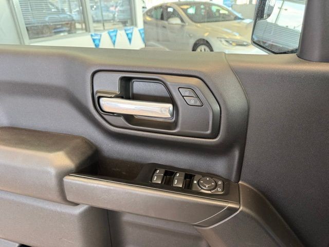 Chevrolet Silverado 1500 Vehicle Full-screen Gallery Image 17