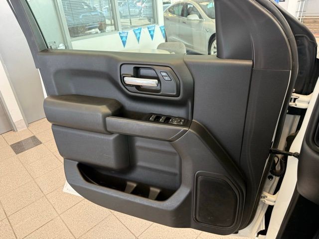 Chevrolet Silverado 1500 Vehicle Full-screen Gallery Image 18