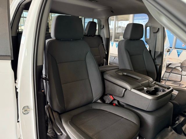 Chevrolet Silverado 1500 Vehicle Full-screen Gallery Image 24