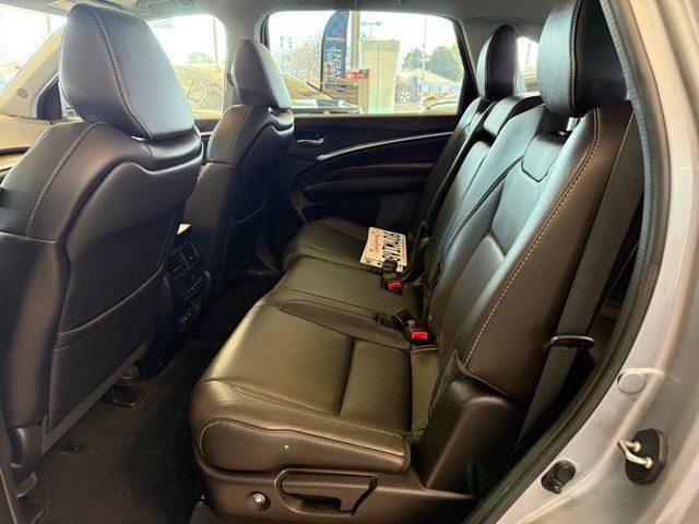 Acura MDX Vehicle Full-screen Gallery Image 22
