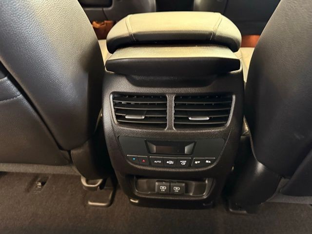 Acura MDX Vehicle Full-screen Gallery Image 25