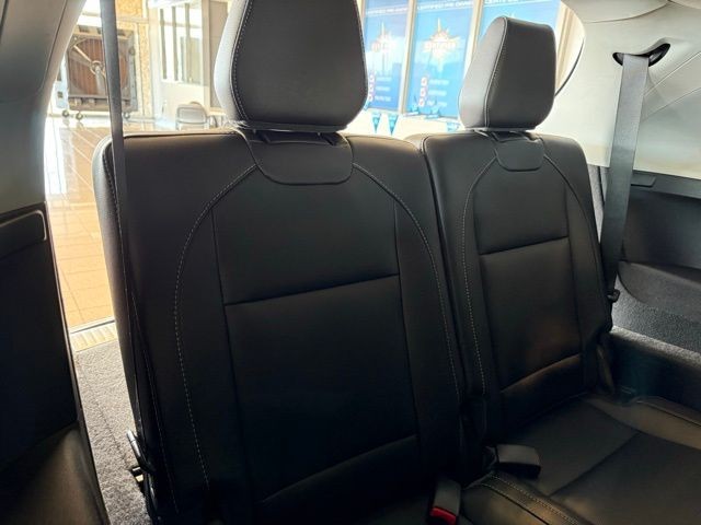 Acura MDX Vehicle Full-screen Gallery Image 27