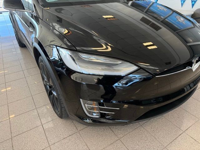 Tesla Model X Vehicle Full-screen Gallery Image 08