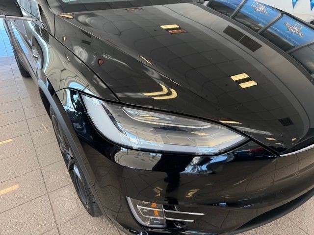 Tesla Model X Vehicle Full-screen Gallery Image 09