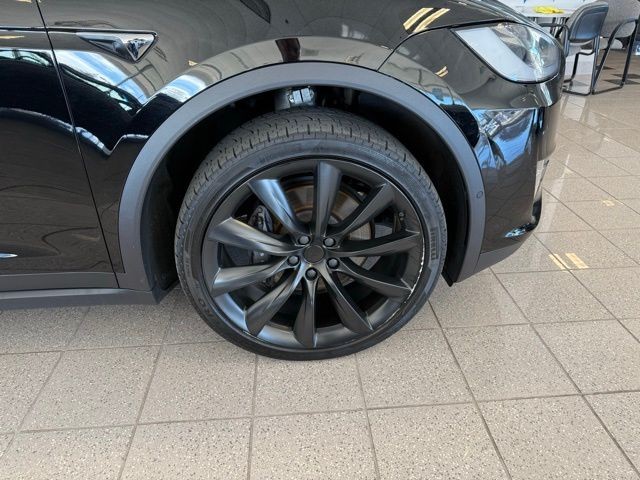 Tesla Model X Vehicle Full-screen Gallery Image 10