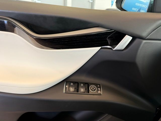 Tesla Model X Vehicle Full-screen Gallery Image 19