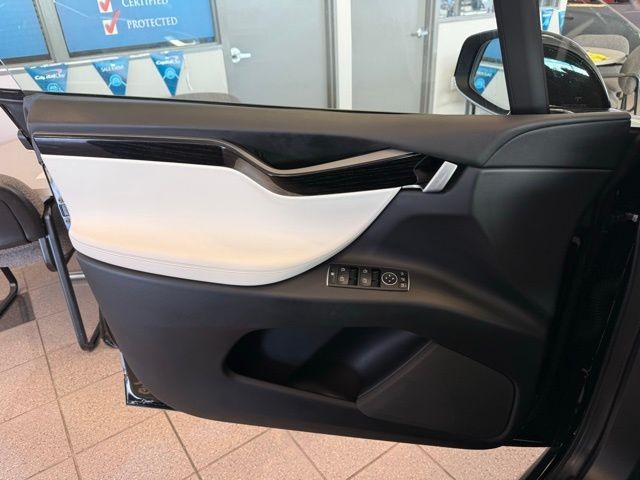 Tesla Model X Vehicle Full-screen Gallery Image 20