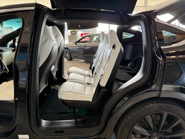 Tesla Model X Vehicle Full-screen Gallery Image 21