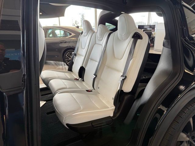 Tesla Model X Vehicle Full-screen Gallery Image 22