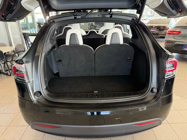 Tesla Model X Vehicle Full-screen Gallery Image 24
