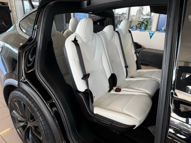 Tesla Model X Vehicle Full-screen Gallery Image 25