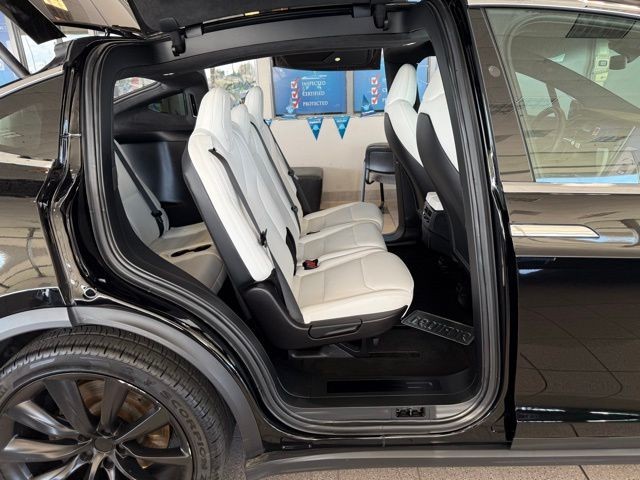 Tesla Model X Vehicle Full-screen Gallery Image 26