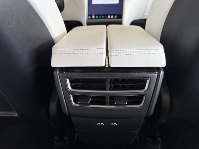 Tesla Model X Vehicle Full-screen Gallery Image 27