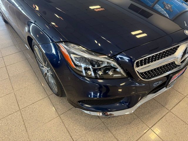 Mercedes-Benz CLS-Class Vehicle Full-screen Gallery Image 08