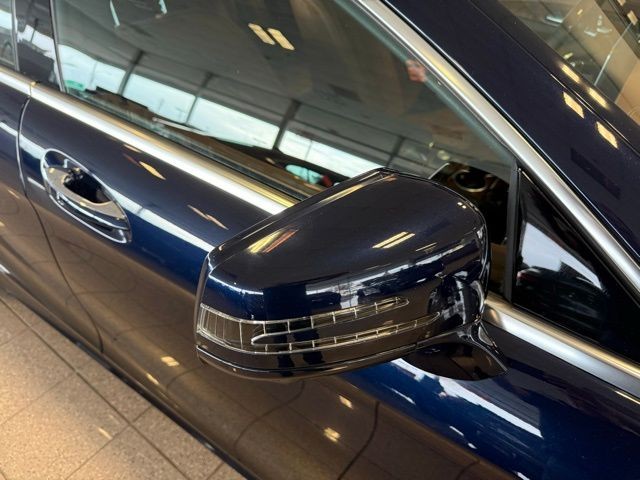 Mercedes-Benz CLS-Class Vehicle Full-screen Gallery Image 11