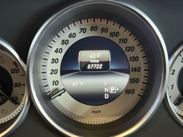 Mercedes-Benz CLS-Class Vehicle Full-screen Gallery Image 12