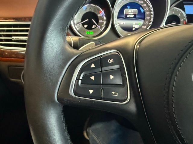 Mercedes-Benz CLS-Class Vehicle Full-screen Gallery Image 17