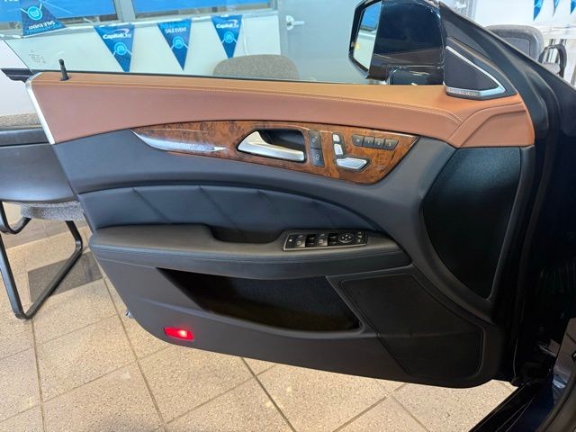 Mercedes-Benz CLS-Class Vehicle Full-screen Gallery Image 19