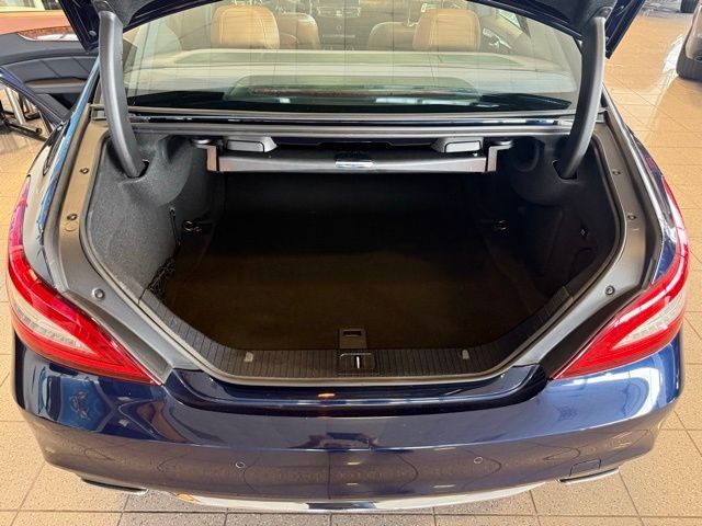 Mercedes-Benz CLS-Class Vehicle Full-screen Gallery Image 21