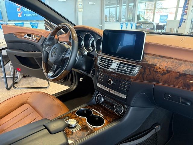 Mercedes-Benz CLS-Class Vehicle Full-screen Gallery Image 23