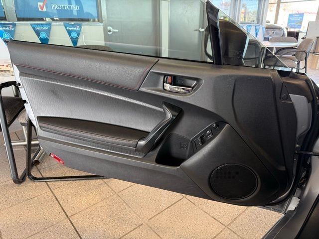 Subaru BRZ Vehicle Full-screen Gallery Image 18