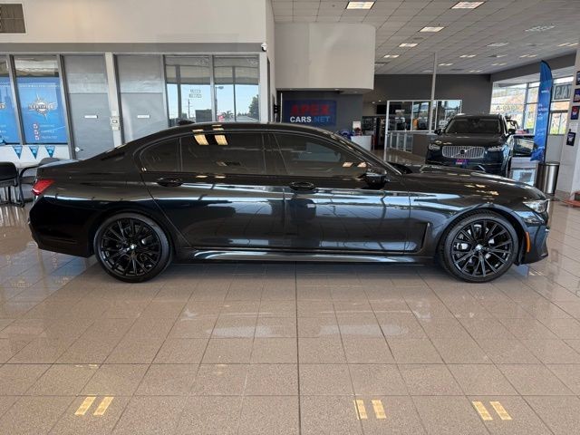 BMW 7 Series Vehicle Full-screen Gallery Image 03