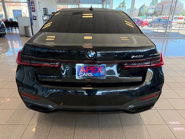 BMW 7 Series Vehicle Full-screen Gallery Image 05